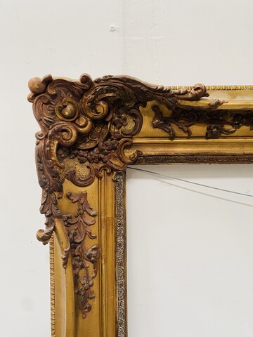 important cadre en bois et stuc doré et patiné décor de rinceaux . XIX siècle .