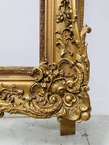 important cadre en bois et stuc doré et patiné décor de rinceaux . XIX siècle .
