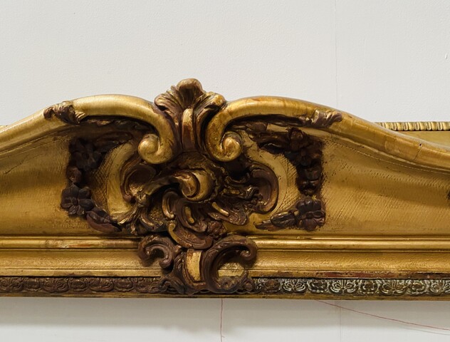 important cadre en bois et stuc doré et patiné décor de rinceaux . XIX siècle .