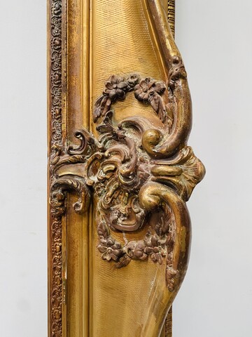 important cadre en bois et stuc doré et patiné décor de rinceaux . XIX siècle .
