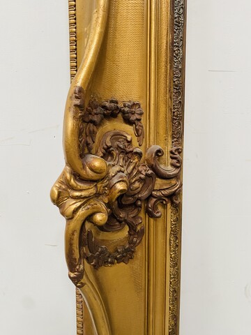 important cadre en bois et stuc doré et patiné décor de rinceaux . XIX siècle .