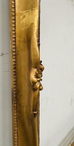 important cadre en bois et stuc doré et patiné décor de rinceaux . XIX siècle .