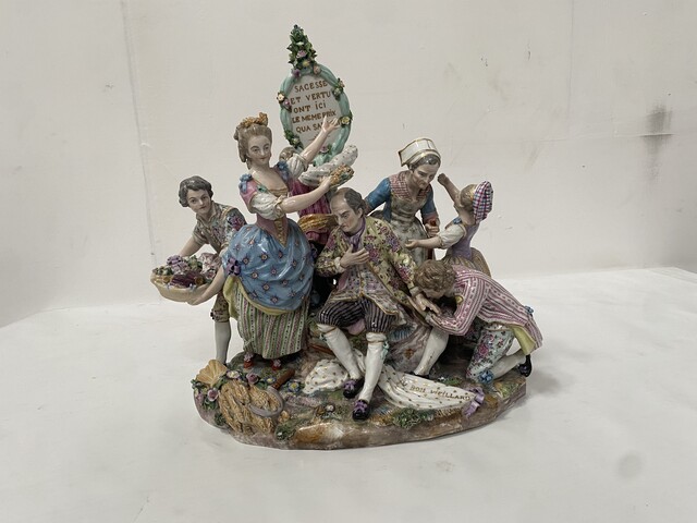 important groupe style Louis XV en porcelaine polychrome et or . XIX siècle .