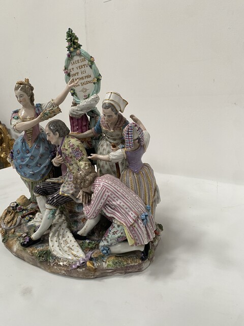 important groupe style Louis XV en porcelaine polychrome et or . XIX siècle .