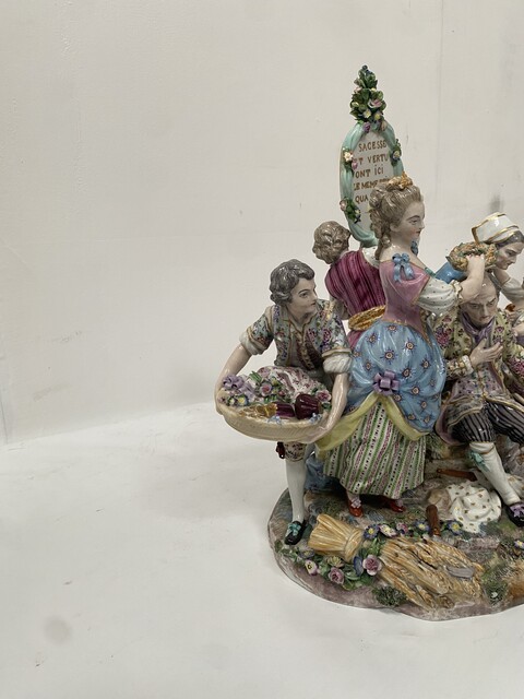 important groupe style Louis XV en porcelaine polychrome et or . XIX siècle .