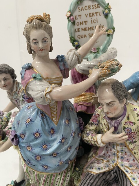 important groupe style Louis XV en porcelaine polychrome et or . XIX siècle .