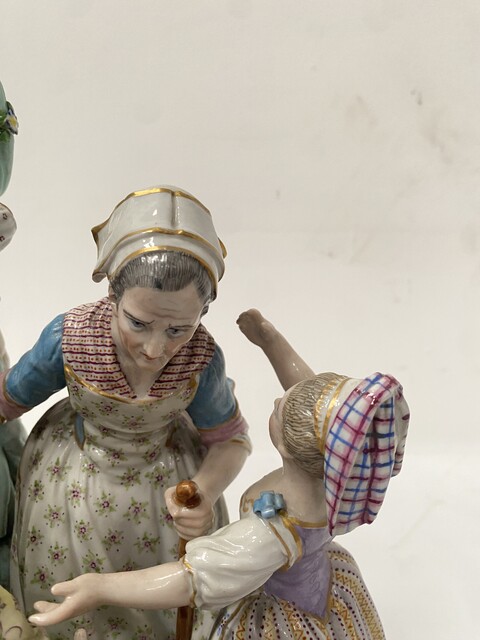 important groupe style Louis XV en porcelaine polychrome et or . XIX siècle .