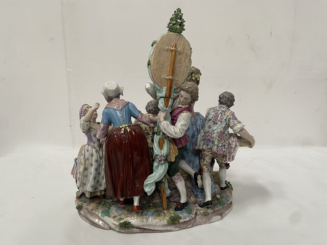 important groupe style Louis XV en porcelaine polychrome et or . XIX siècle .