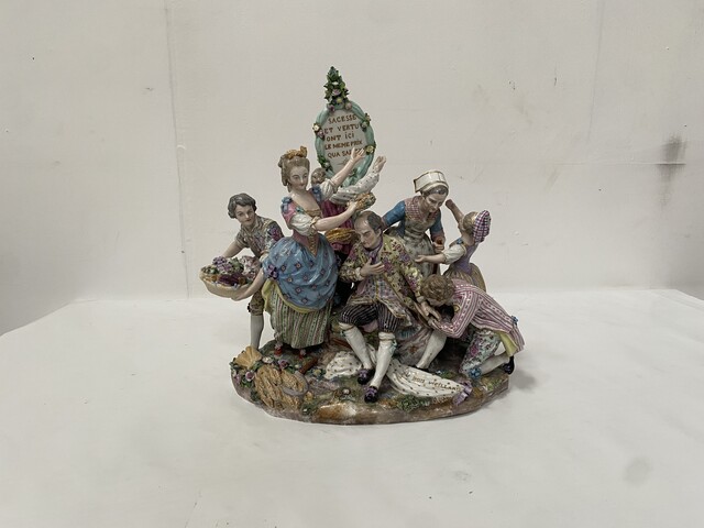 important groupe style Louis XV en porcelaine polychrome et or . XIX siècle .