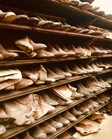 important lots de moules de pieds en bois métal 6000/7000 pièces . XX siècle .