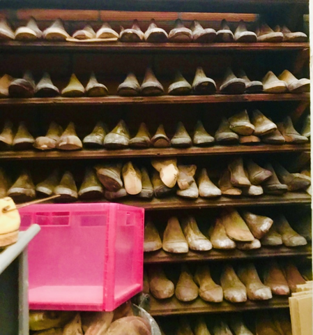 important lots de moules de pieds en bois métal 6000/7000 pièces . XX siècle .