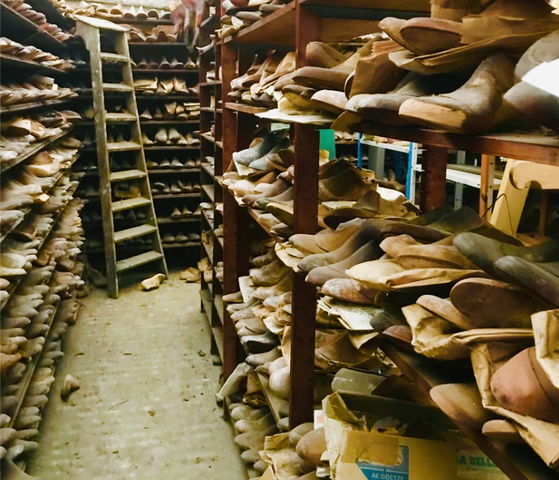 important lots de moules de pieds en bois métal 6000/7000 pièces . XX siècle .