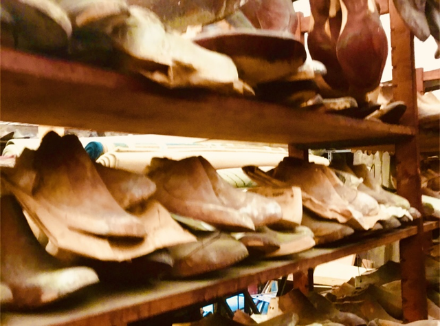 important lots de moules de pieds en bois métal 6000/7000 pièces . XX siècle .