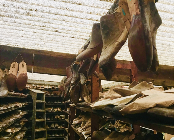 important lots de moules de pieds en bois métal 6000/7000 pièces . XX siècle .