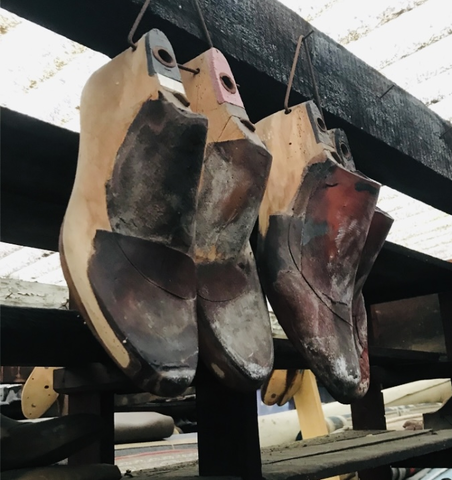 important lots de moules de pieds en bois métal 6000/7000 pièces . XX siècle .