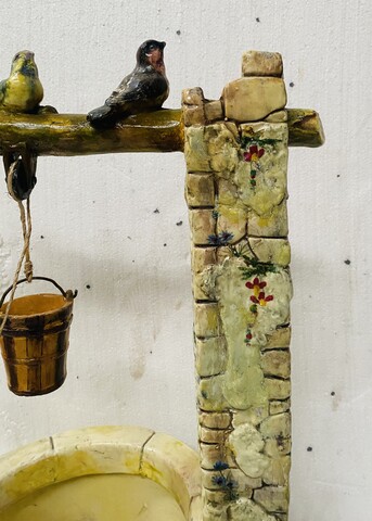 important puits en faïence de Vallauris de Delphin Massier . XX siècle .