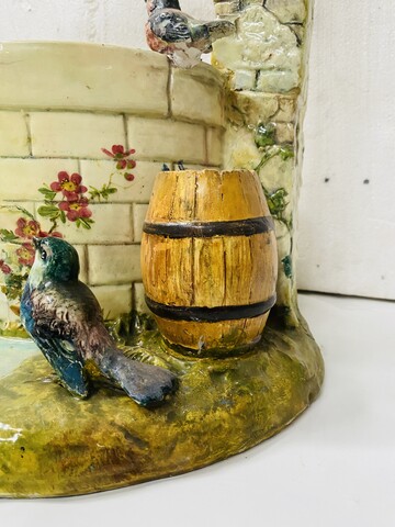 important puits en faïence de Vallauris de Delphin Massier . XX siècle .