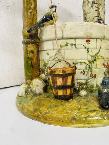 important puits en faïence de Vallauris de Delphin Massier . XX siècle .