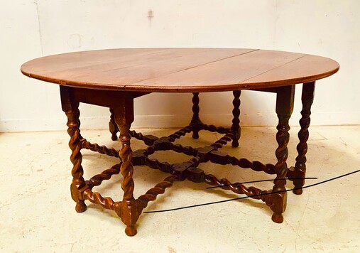 importante table gateleg en chêne massif pieds tourner . XIX siècle .