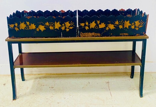 jardinière composée de deux bacs en tôle peinte décor de feuillages . XX siècle.