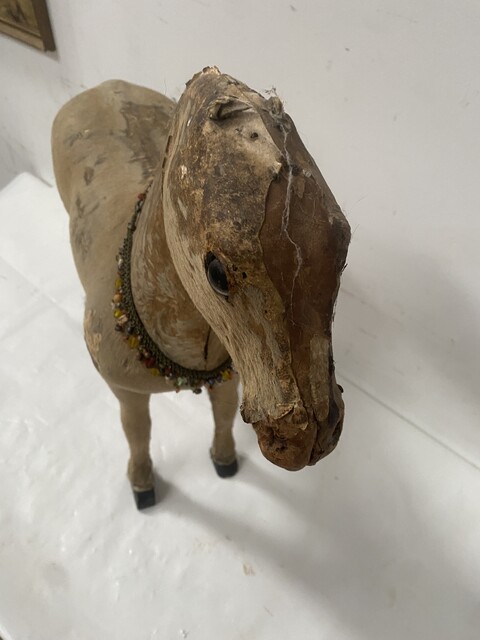 jouet d'enfant cheval de bois recouvrement tissus manque important . XX siècle .