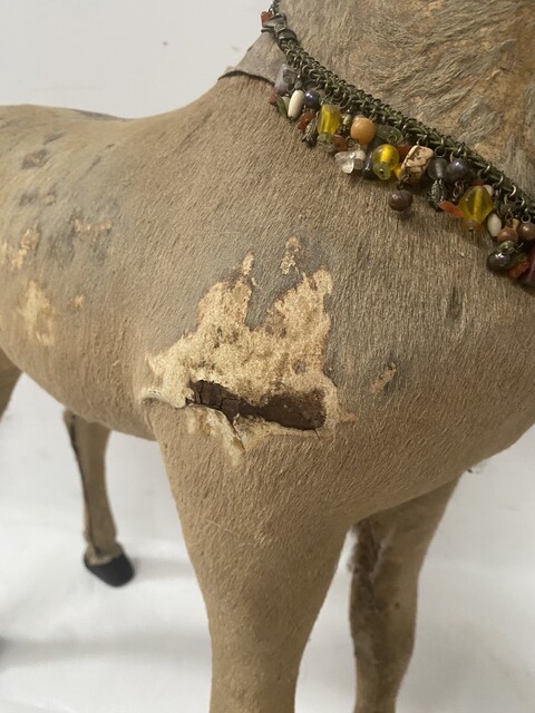 jouet d'enfant cheval de bois recouvrement tissus manque important . XX siècle .