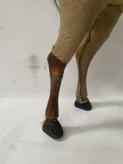 jouet d'enfant cheval de bois recouvrement tissus manque important . XX siècle .