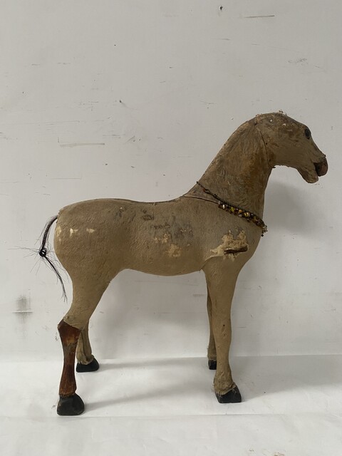 jouet d'enfant cheval de bois recouvrement tissus manque important . XX siècle .