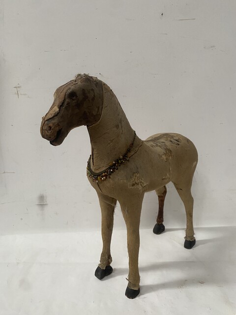 jouet d'enfant cheval de bois recouvrement tissus manque important . XX siècle .