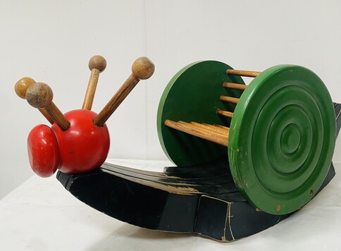 jouet en bois patiné sujet l'escargot de la maison La Sauterelle . XX siècle .