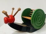 jouet en bois patiné sujet l'escargot de la maison La Sauterelle . XX siècle .