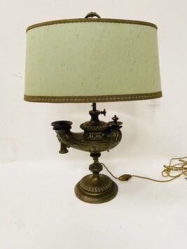 lampe à huile à décor de godrons et acanthes sur fut réglable . XIX siècle .