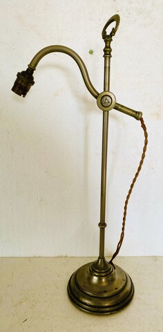 lampe de bureau réglable art déco en laiton et métal poli . XX siècle .