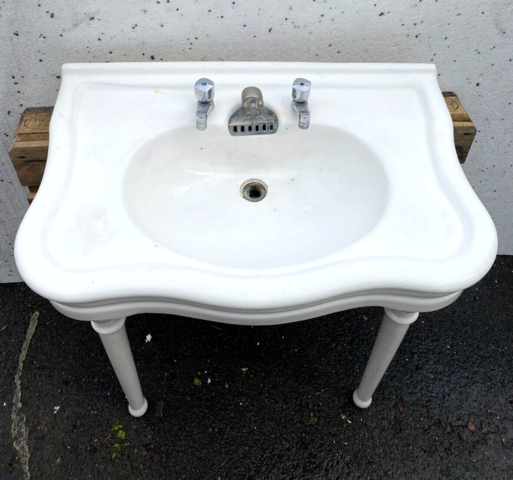 Lavabo simple vasque a piètement en colonne émaillée Art Déco XX siècle