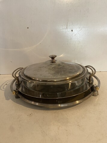 légumier couvert et son dormant et son repose légumier en métal . XX siècle .