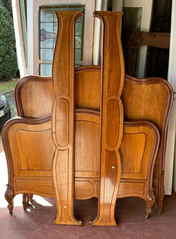 Lit de style Louis XV en acajou massif XX siècle