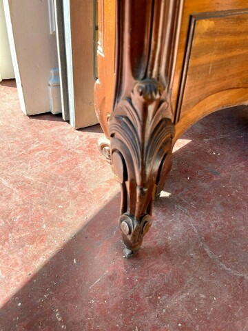 Lit de style Louis XV en acajou massif XX siècle