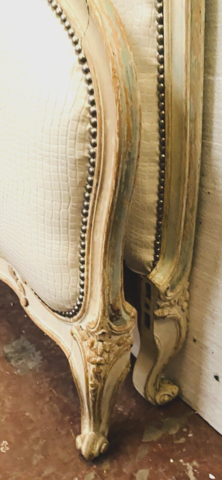 lit Louis XV à volute en hêtre patinée finement sculptée . XX siècle .