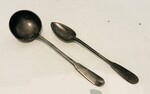 Louche et cuillère à ragout en étain monogrammés . XVIII siècle .