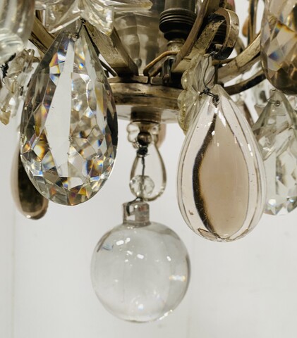 lustre cage monture bronze à pampille neuf bras de lumières . XX siècle.