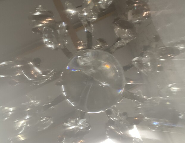 lustre cage monture bronze à pampille neuf bras de lumières . XX siècle.