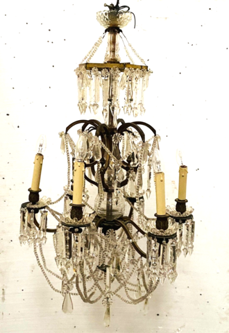 lustre style louis XV dit fontaine pampilles et colliers de perles . XX siècle .