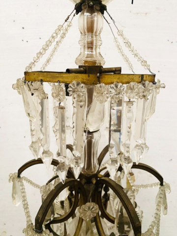 lustre style louis XV dit fontaine pampilles et colliers de perles . XX siècle .