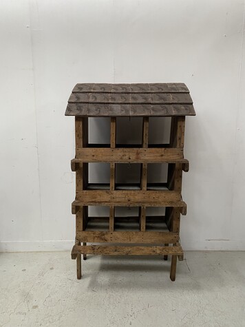 maison pour poules pondeuse ou poulailler toit en tuiles . XX siècle .