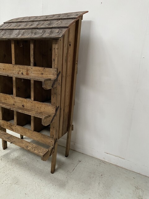maison pour poules pondeuse ou poulailler toit en tuiles . XX siècle .