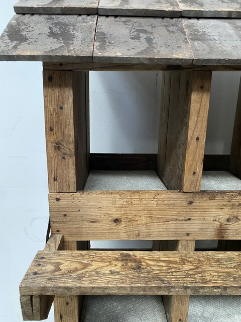 maison pour poules pondeuse ou poulailler toit en tuiles . XX siècle .