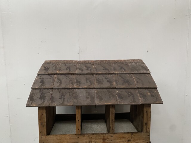 maison pour poules pondeuse ou poulailler toit en tuiles . XX siècle .