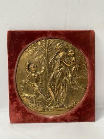médaillon rond bronze doré décor à l'antique cadre en velours . XIX siècle .