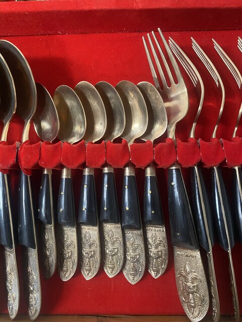 Ménagère Thaïlandaise en métal dans son écrin manufacture LIN YH . XX siècle .