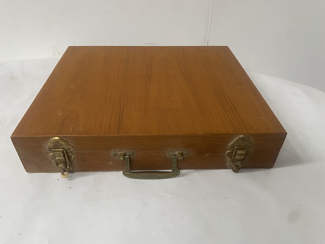 Ménagère Thaïlandaise en métal dans son écrin manufacture LIN YH . XX siècle .